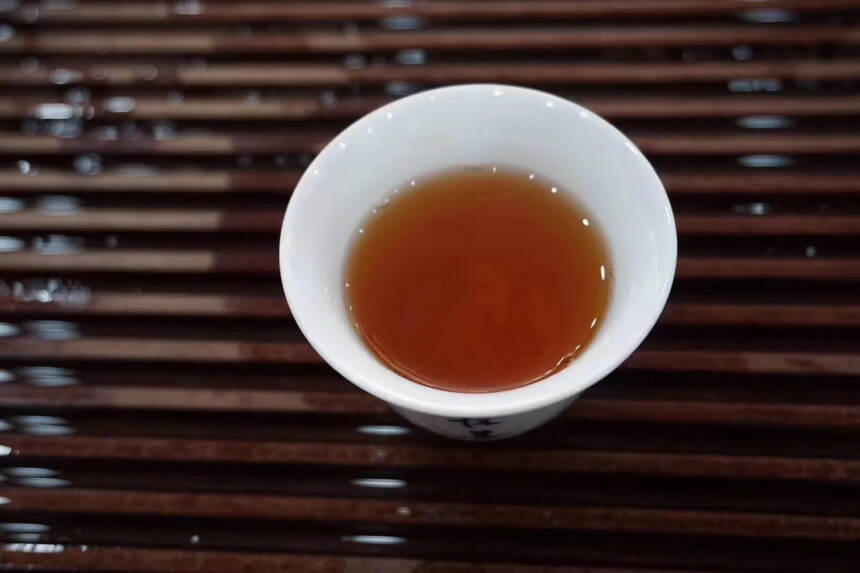 99年油光纸甲级旧青饼 
此茶选勐海著名茶区大叶种晒
