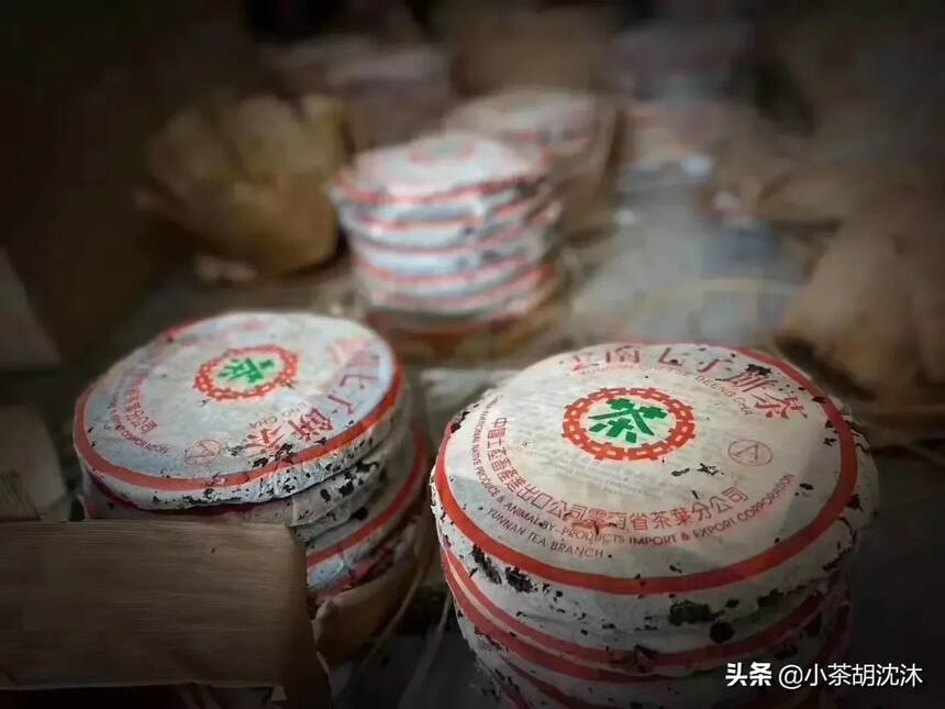 2001年中茶绿印A字饼，这款茶是是2001年思茅王