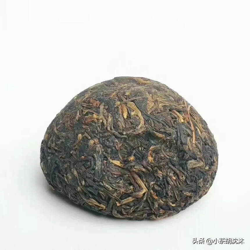 2005年下关绿盒，生茶。呈碗凹状，松紧适度；条索紧