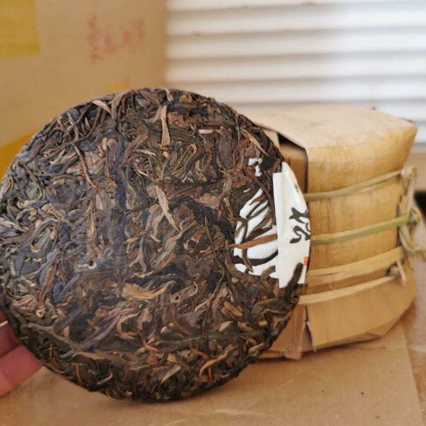 2015年曼松王子山生茶200克。花蜜香甘甜醇香。