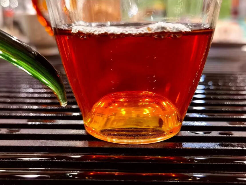 2002年大雪山古树茶
是瑞荣号“野生大叶种创始品牌