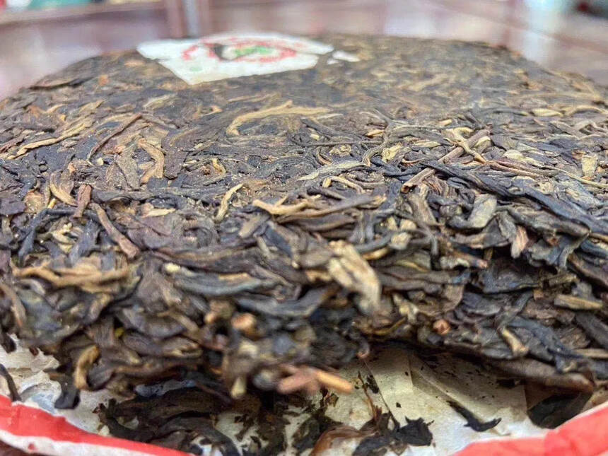 2001年勐撒茶山生饼，原件竹筐。
原料粗壮，耐泡，