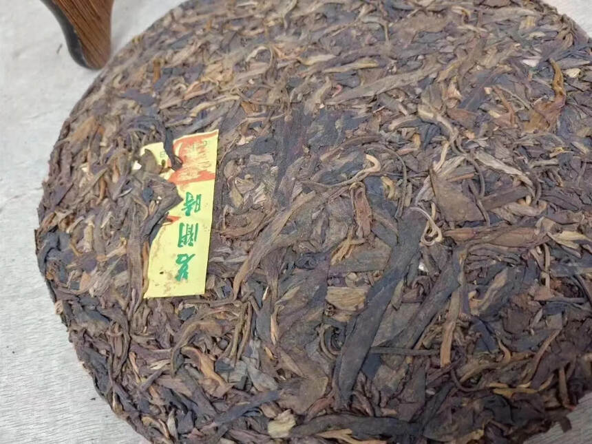 03年金竹野生古树普洱生茶:本产品是香港茗闲时茶庄，