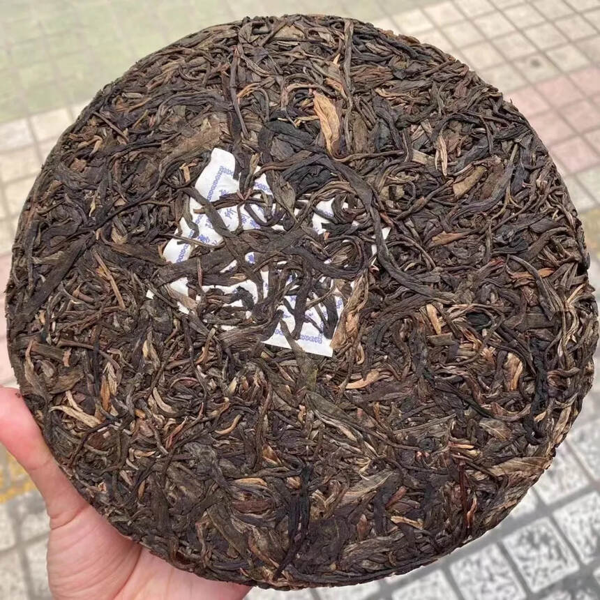 2012年易武麻黑圆茶，茶气足，香扬水柔