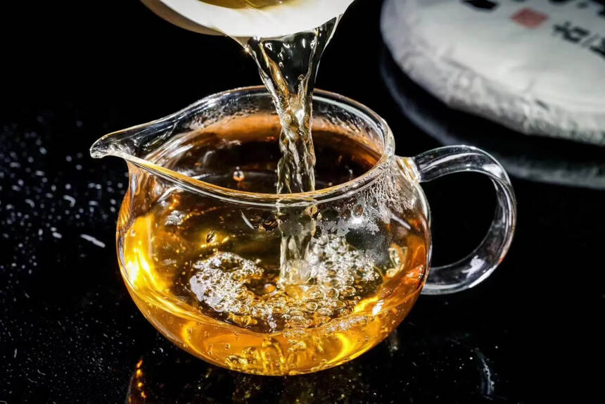 #普洱茶# 
里外一口料，茶汤透亮，汤水柔甜饱满，回