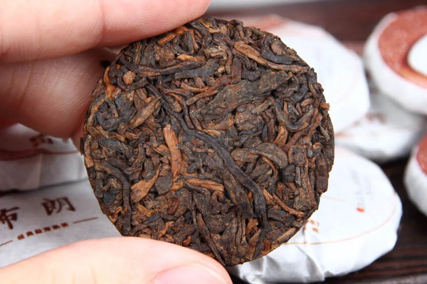 2018年布朗山古树茶原料，2020年压制的小饼一粒