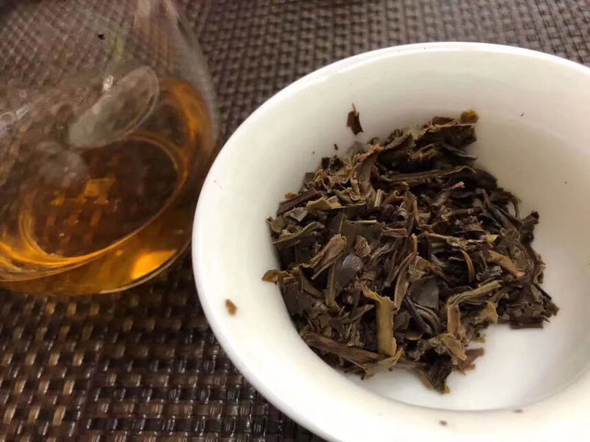 99年芒市德兰沱茶生茶饼357克铁饼，甜度好汤感厚。