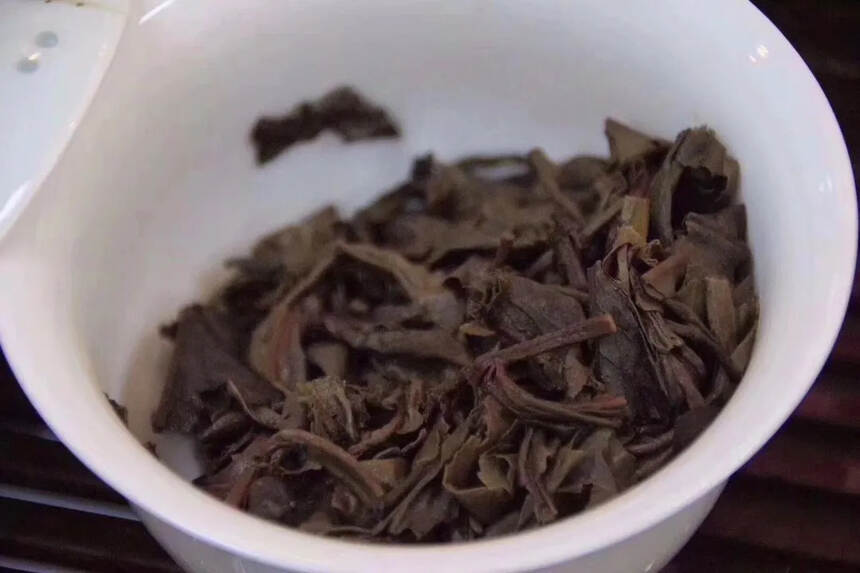 2004年老树圆茶绿印红丝带老生茶由香港南天公司定制