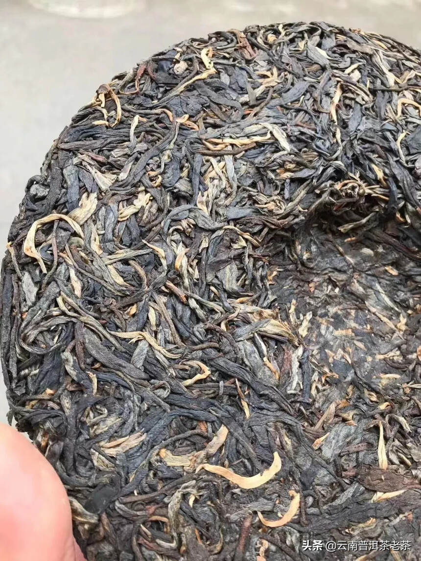 02年易武斗茶大会饼茶
一片357克，一提7饼，一件