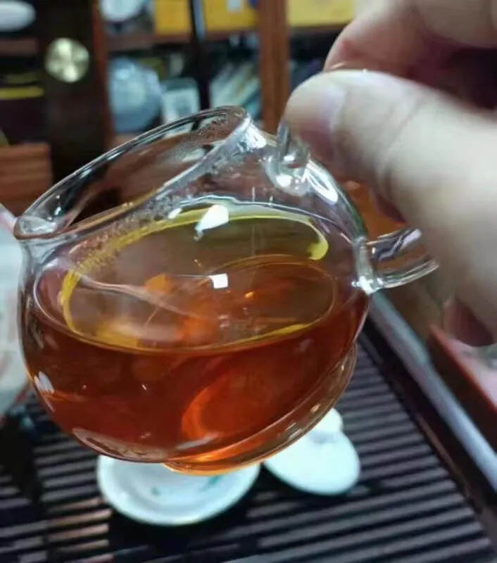 #普洱茶# 
96年凤庆茶厂，苹果绿印青饼，干仓#茶