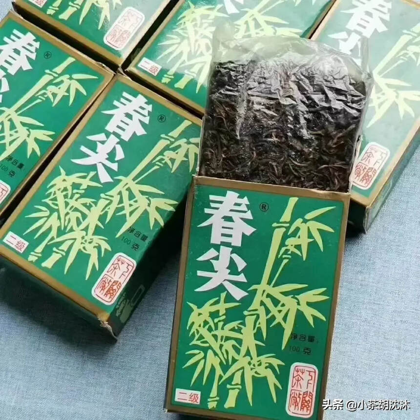 90年代普洱老生茶，
1998年下关南诏春尖生茶，钢