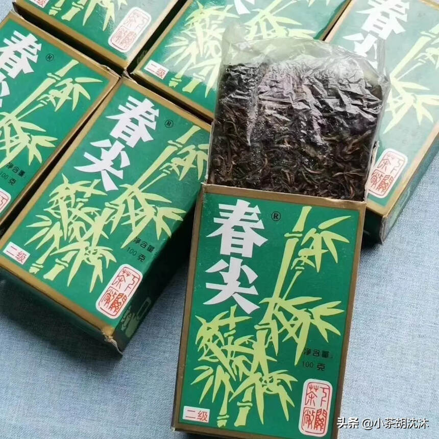 『1998年下关茶厂南诏春尖』
二级散茶陈年生茶盒装