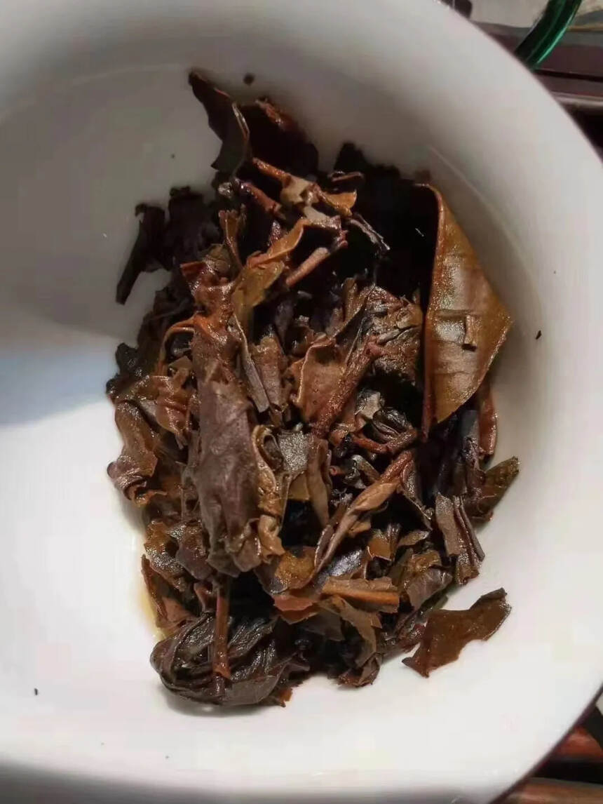 #普洱茶# 98年云南乔木饼茶，易武大叶生茶！干仓老