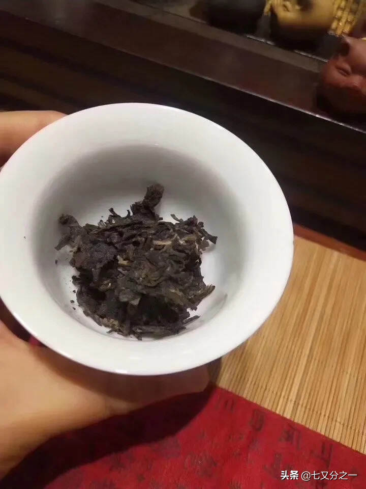 05年厚纸布朗绿印青饼
干仓，高烟香，饼面油亮，
茶