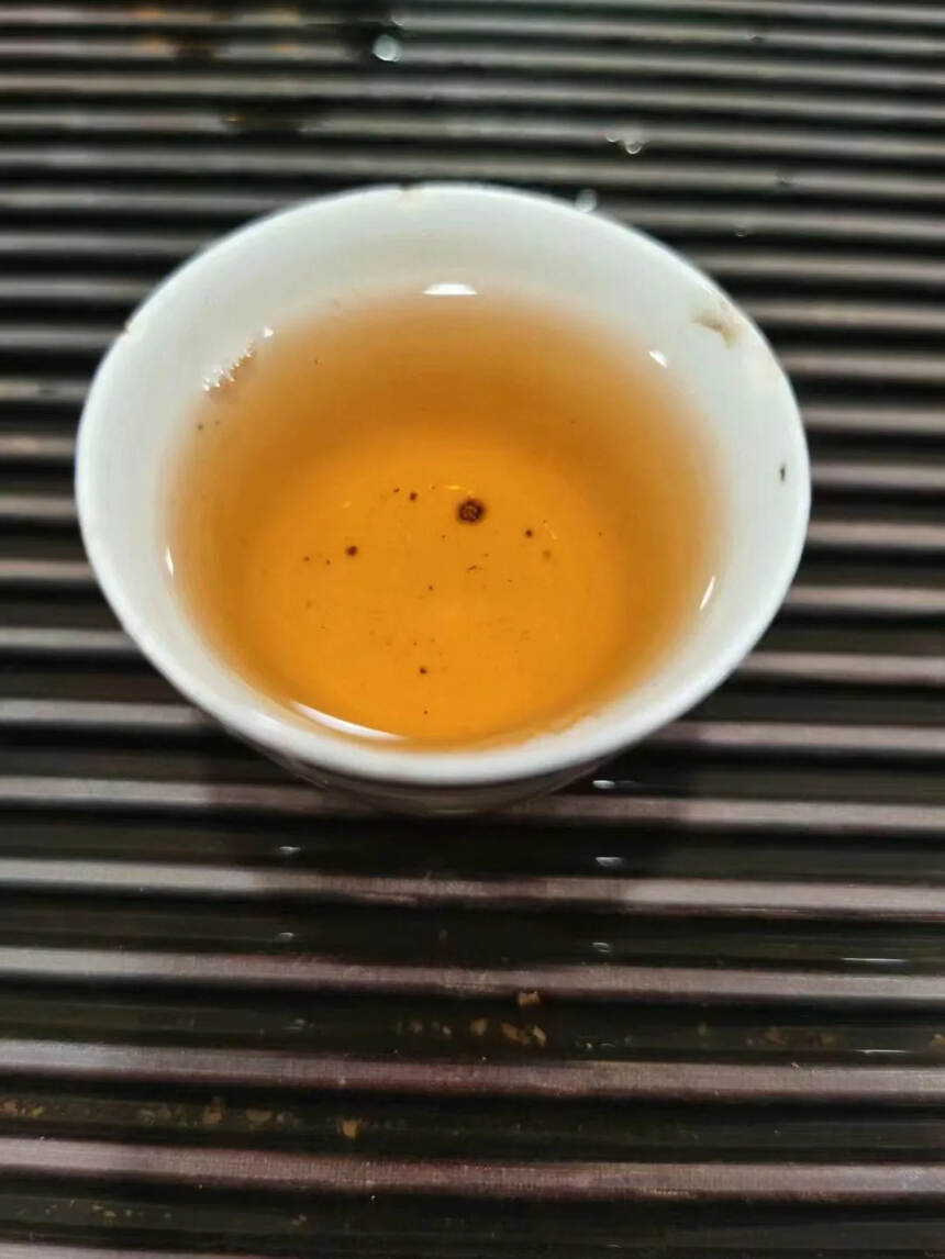 中国食品安全年会纪念茶
选自无量山茶区乔木大树茶青，