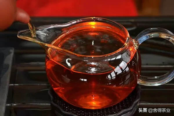 2001年中茶绿中绿老生茶（老号名：鱼钩七）。绿中绿