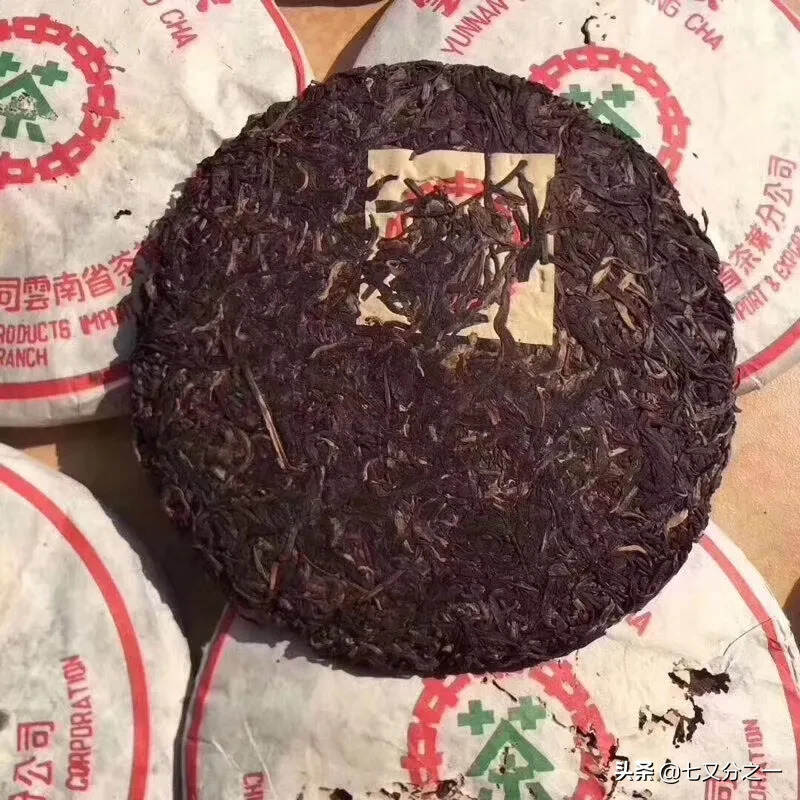 05年厚纸布朗绿印青饼
干仓，高烟香，饼面油亮，
茶