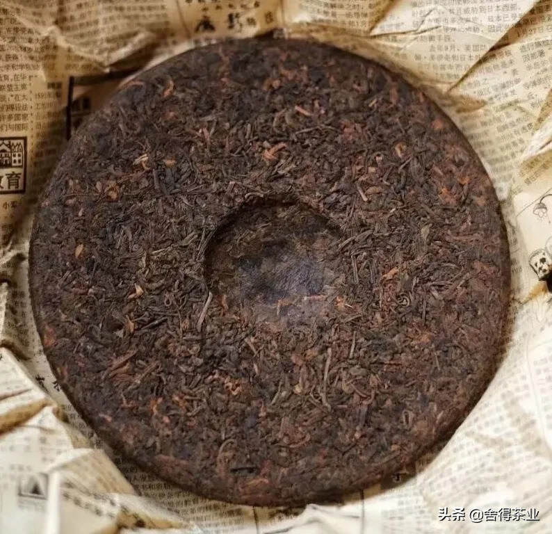 九十年代报纸饼，精品稀缺老熟茶，汤色红润浓稠，光泽透