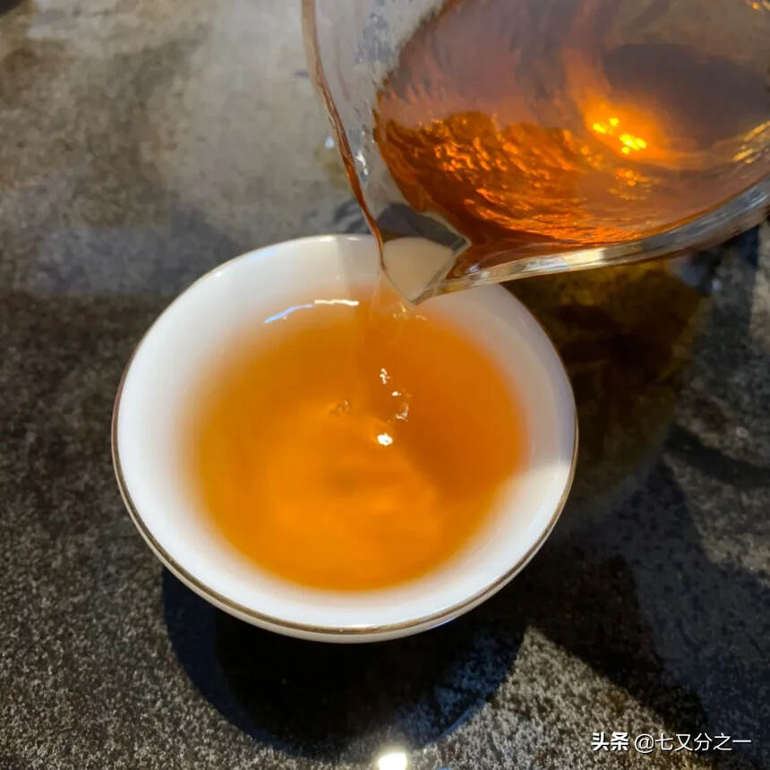 1998年中茶黄印大口中紫印！
采用易武古树茶原料压