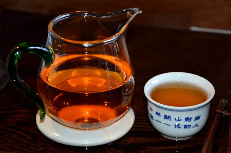 2000年大班章印级古茶，茶气刚烈，口感厚重醇香，具