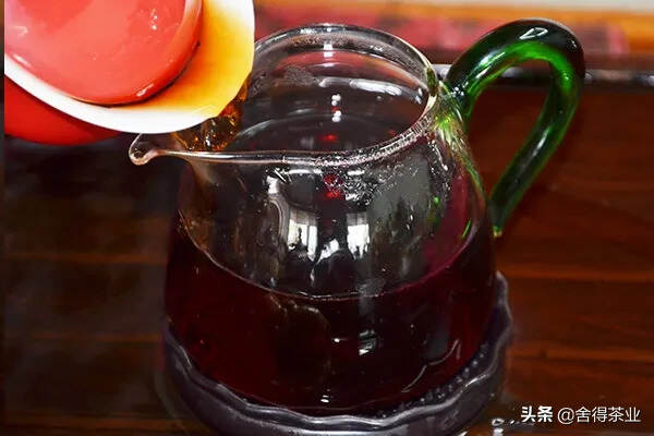 90年代下关泡饼老熟茶，厚棉纸包装，陈香滑润，厚浓柔