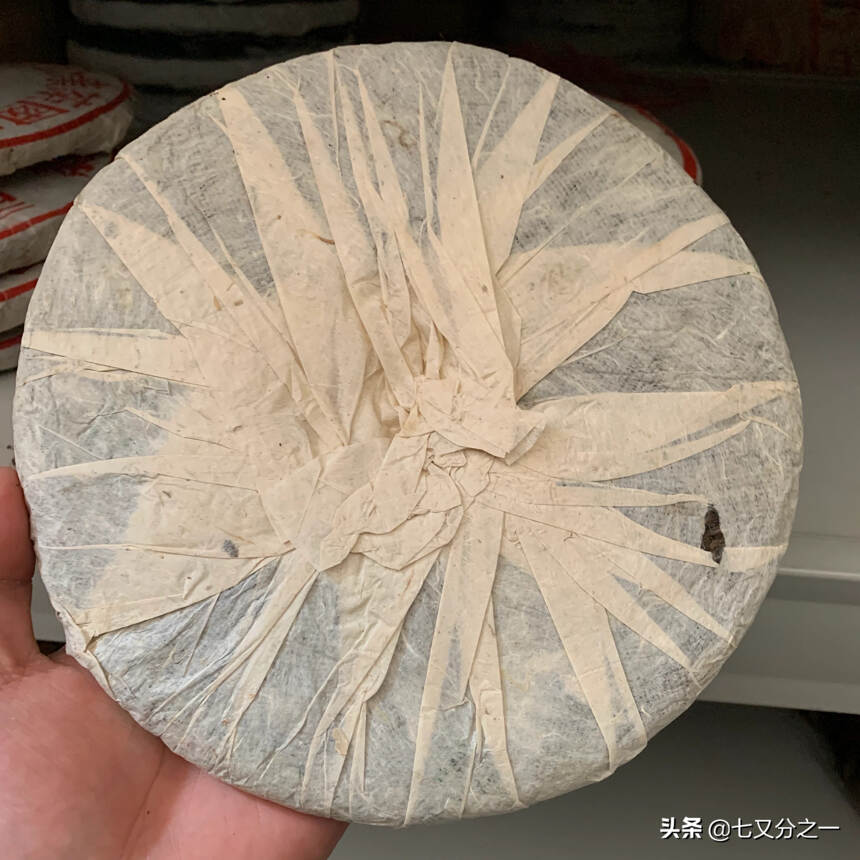 2000年古思茅生产
格纹纸易武正山野生茶 
特级品