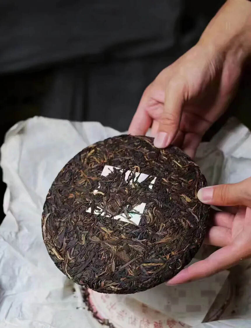 九十年代易武正山荒野茶，条形粗壮肥厚，饼型圆润周正，