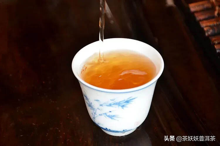 05年易武精品青饼，典型的高端易武茶，汤质饱满稠厚，