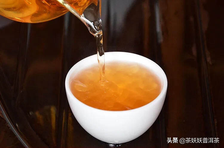 2003年班章野生乔木生茶，茶汤顺滑细腻，滋味香甜，