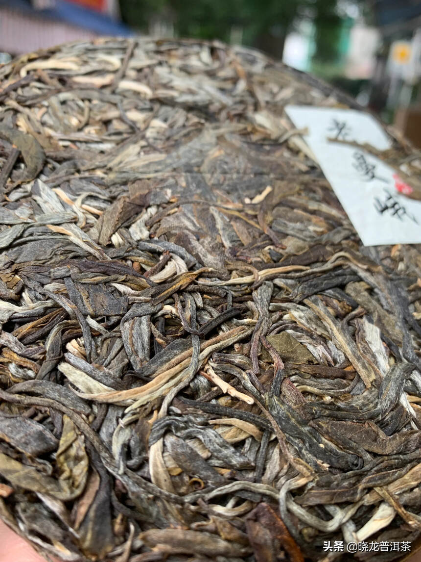 老曼峨的古树茶茶汤花香十分浓郁，水含香明显，饮后生津