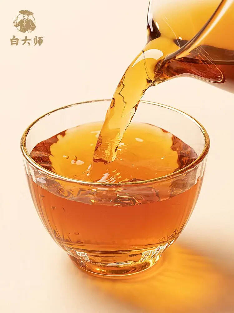 白大师 2015年寿眉礼盒

茶汤清澈透明，茶饼白毫