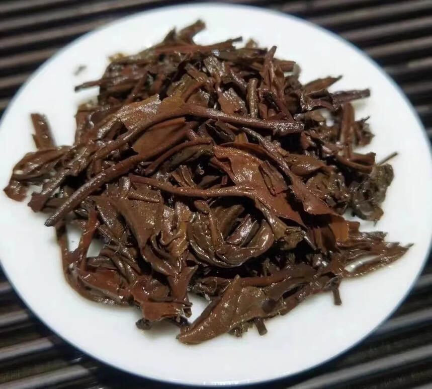 九八年中茶红印青饼，采用易武麻黑片区头春茶原料，茶气