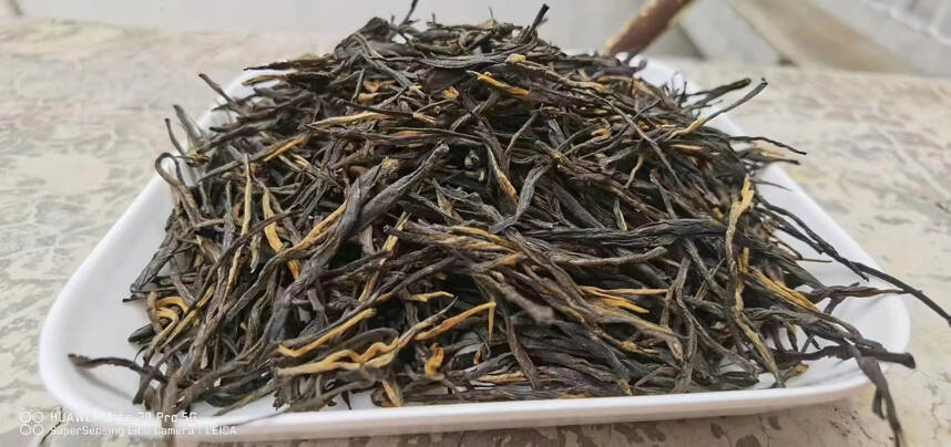 松针红茶，老树松针 外观油亮完整，茶汤黄亮，花蜜香伴