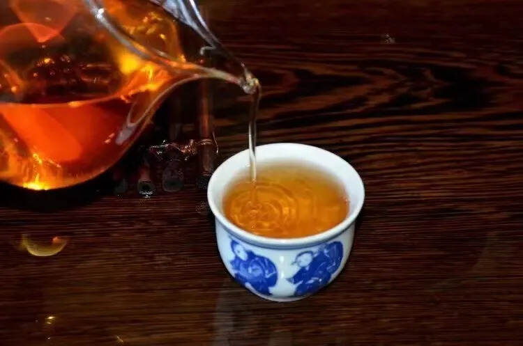 2000年大班章印级古茶，茶气刚烈，口感厚重醇香，具