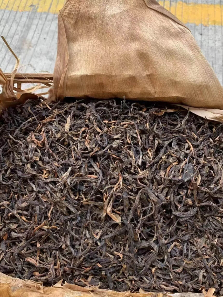 2005年班章竹篓茶，生茶，6.4kg一篓（带篓子）