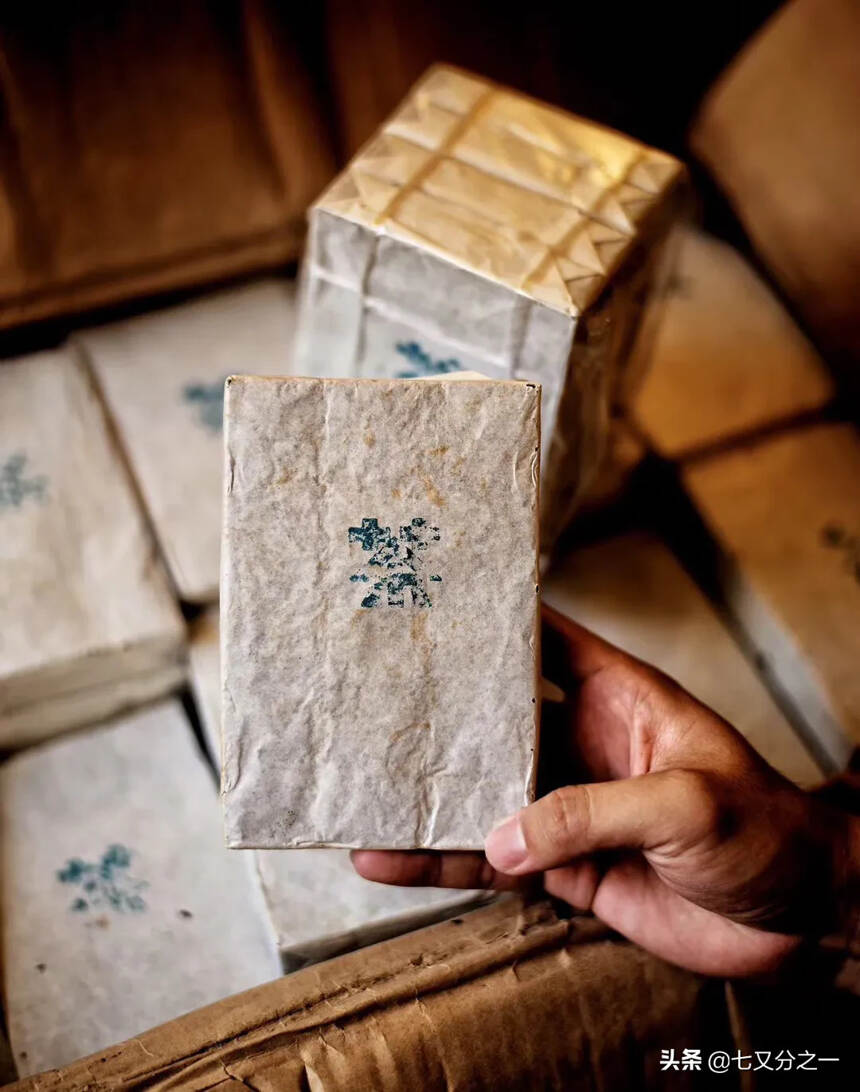八十年代油光纸茶字熟砖
早期出口台湾特供熟砖，出口特