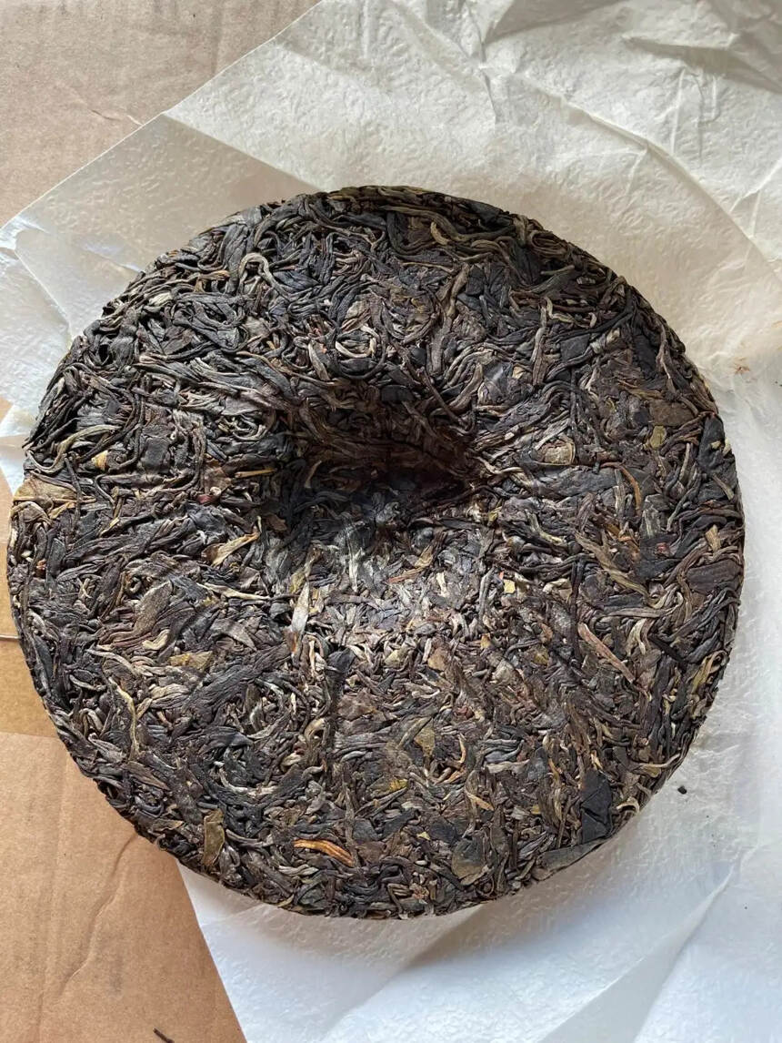 2020年易武刮风寨古树茶饼，汤汁饱满，蜜香浓郁