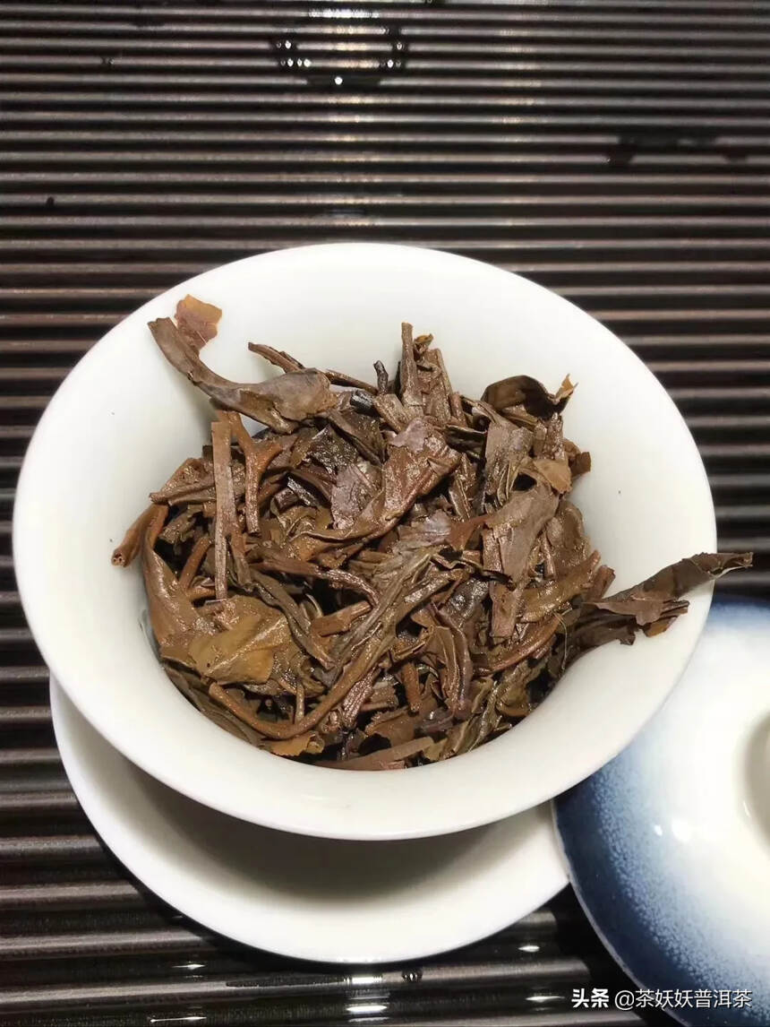 90年代末期老生沱，250克一沱。
老班章茶料，条形