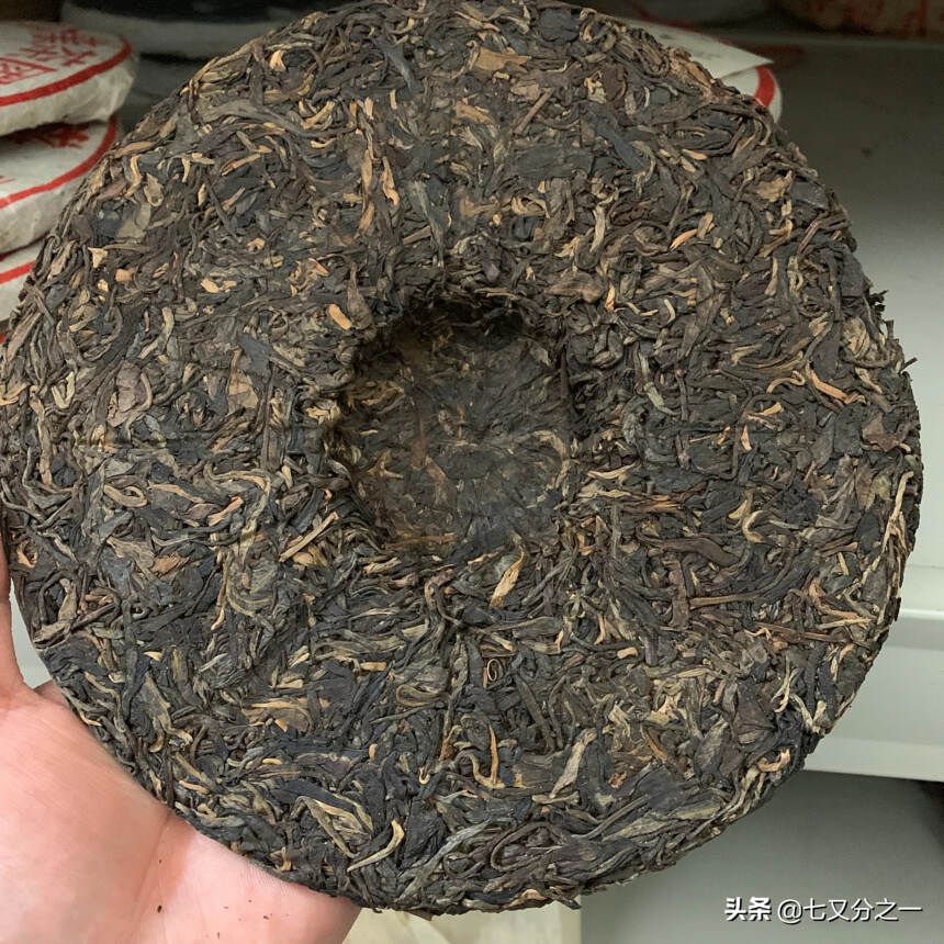 2000年古思茅生产
格纹纸易武正山野生茶 
特级品