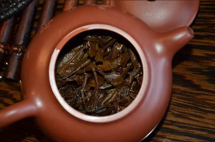 2000年大班章印级古茶，茶气刚烈，口感厚重醇香，具