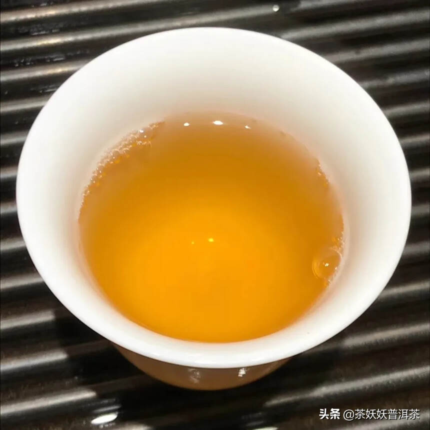 06年八角亭至尊茶王青饼，昆明仓，条索肥壮、油润，茶