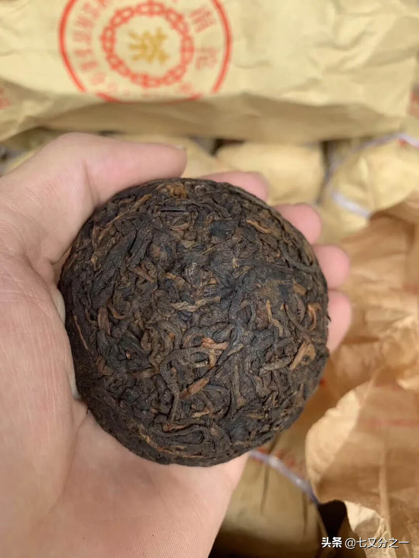 1998年 100克黄印小沱茶
干仓熟沱 汤感醇厚甘