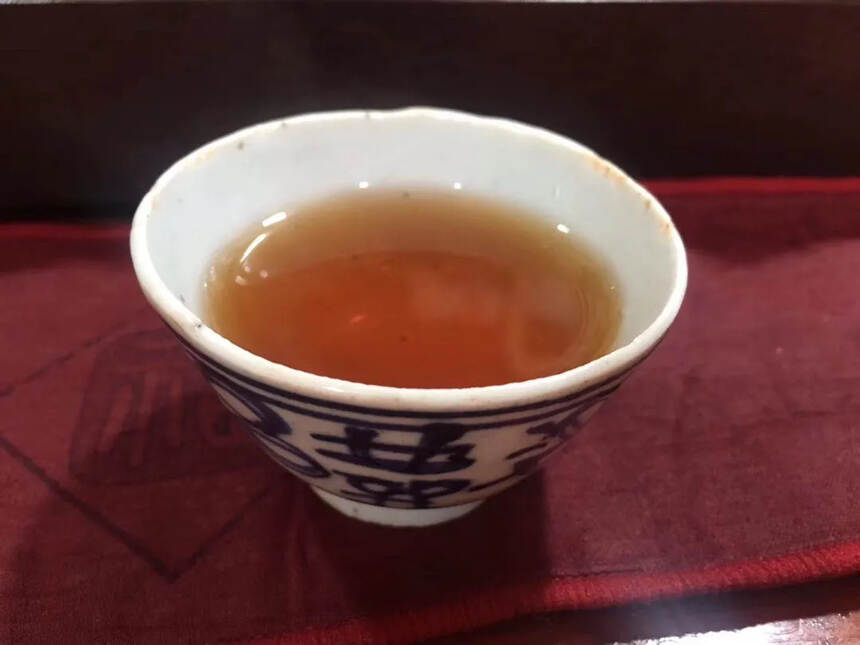 92年大红印老生茶铁饼，昆明纯干仓！浓郁的樟香#广州