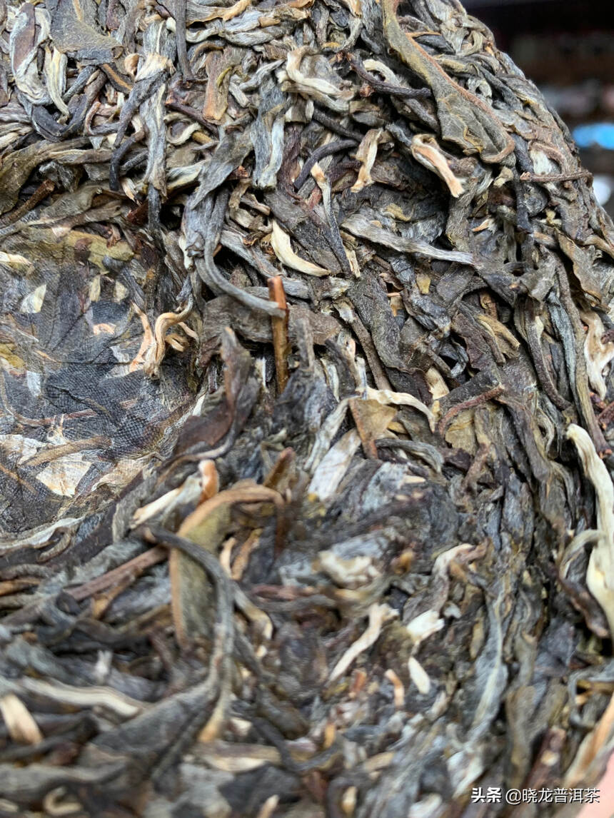 老曼峨的古树茶茶汤花香十分浓郁，水含香明显，饮后生津