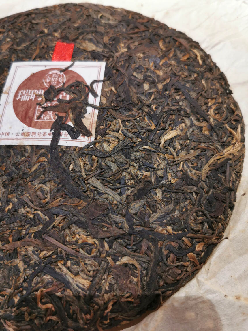 06年瑞聘号班章古茶，纯料班章茶山古树茶青，饼型紧结