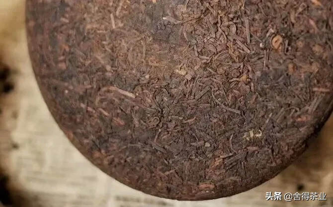 九十年代报纸饼，精品稀缺老熟茶，汤色红润浓稠，光泽透