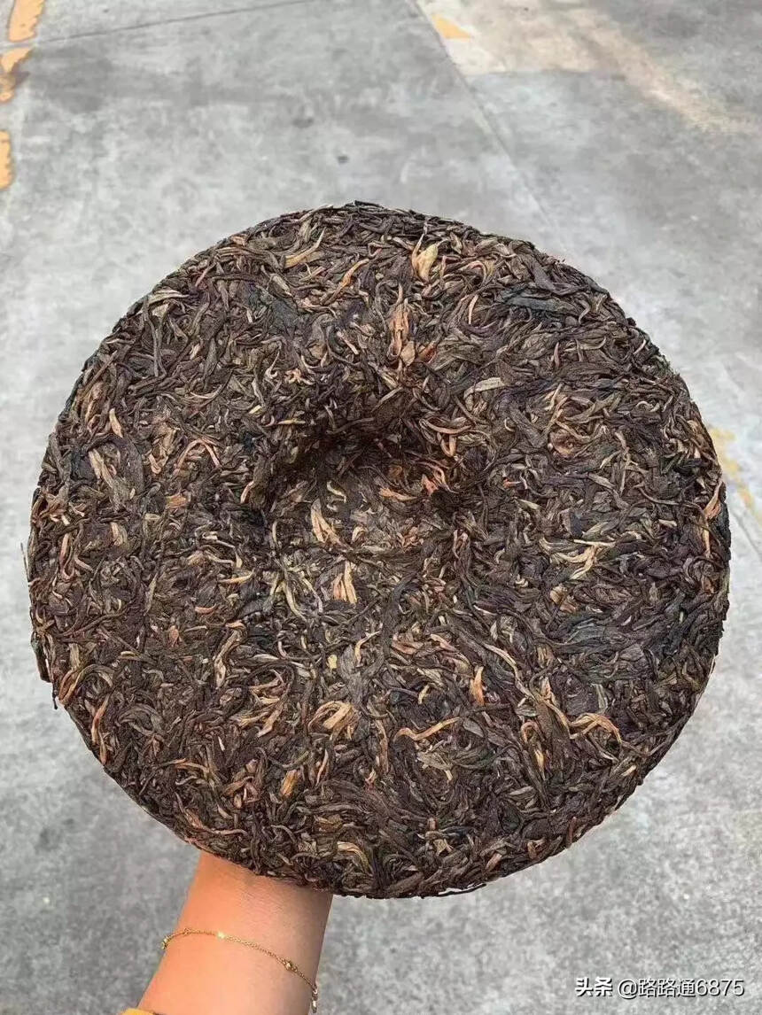 2004年班章千年古茶树茶生茶 1000g/片，5片