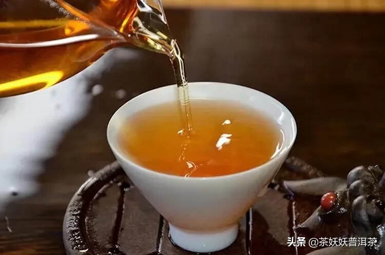 97年红丝带版乔木老树圆茶，勐海乔木老树茶青精制而成