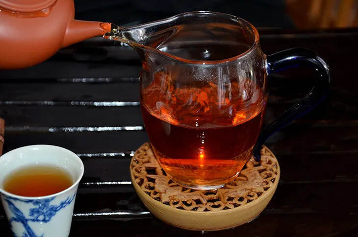 九八年易武野生老树茶，由香港彭裕泰百年老茶莊珍藏。茶
