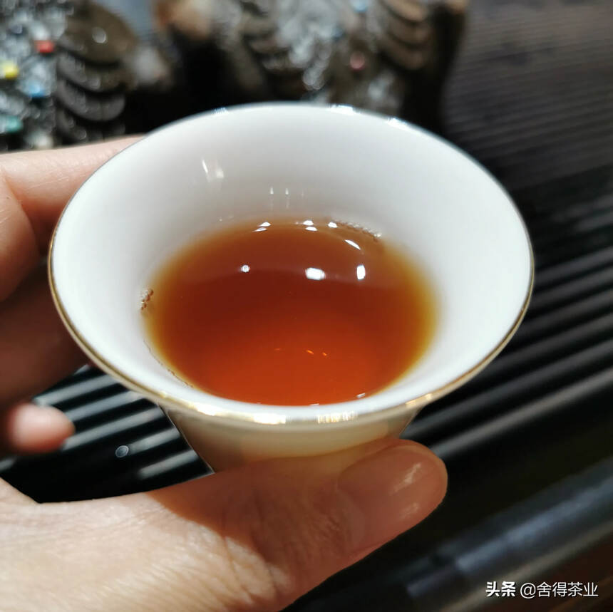 八十年代珍藏老生茶，红印小飞青饼，口感醇厚柔滑无杂味